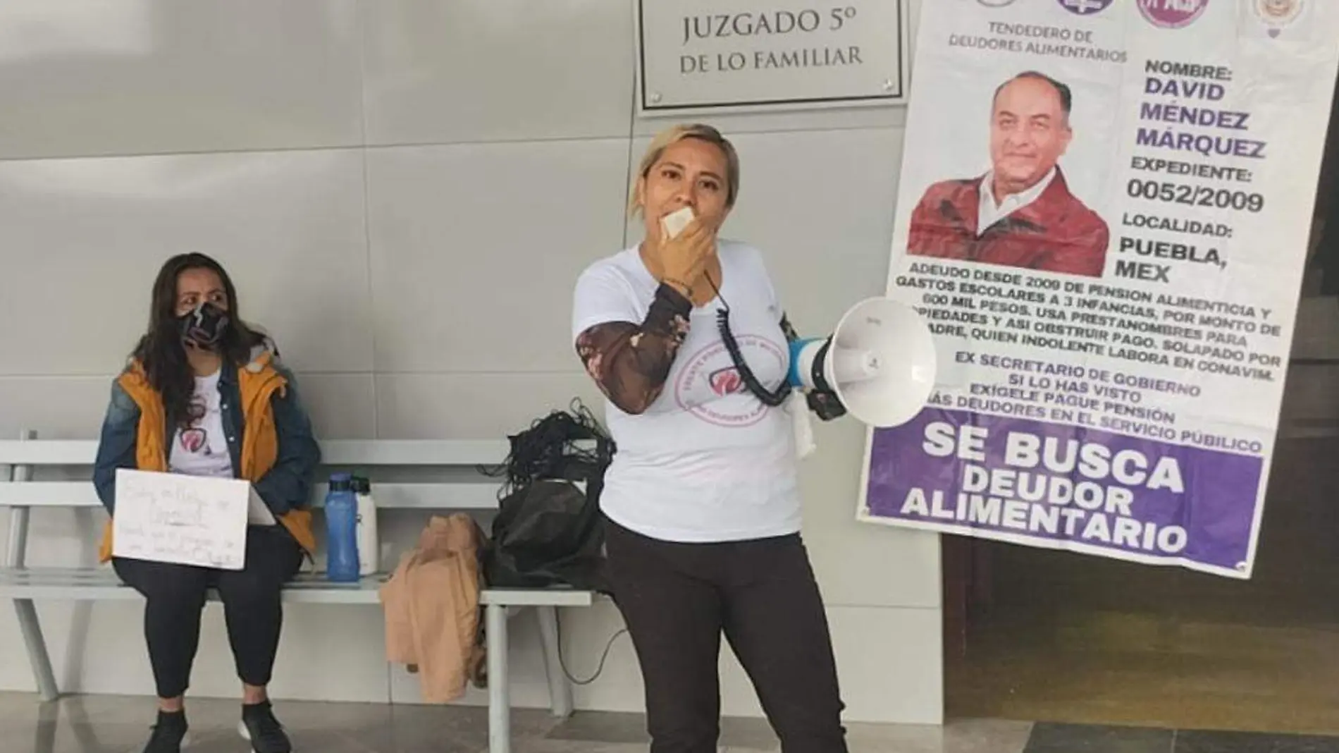 protesta contra david mendez como deudor alimentario